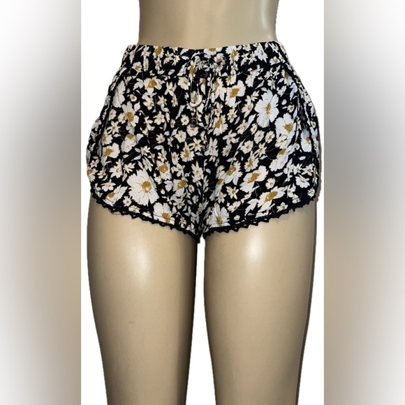 Ecote Pants - Urban Outfitters Ecote Heidi Tulip Runner Shorts – Small (Black, Yellow, White